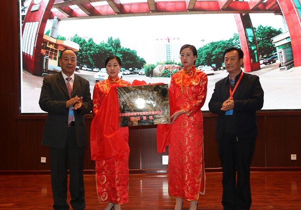 1中國(guó)微循環(huán)靜脈曲張學(xué)組組長(zhǎng)中國(guó)白求恩基金會(huì)靜脈曲張培訓(xùn)學(xué)院院長(zhǎng)梅家才教授與市衛(wèi)計(jì)委副主任張洪君同志為規(guī)范化基地揭牌.jpg 1中國(guó)微循環(huán)靜脈曲張學(xué)組組長(zhǎng)中國(guó)白求恩基金會(huì)靜脈曲張培訓(xùn)學(xué)院院長(zhǎng)梅家才教授與市衛(wèi)計(jì)委副主任張洪君同志為規(guī)范化基地揭牌.jpg