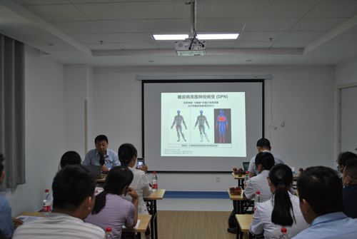 鹿斌教授在作學(xué)術(shù)報(bào)告_副本.jpg 鹿斌教授在作學(xué)術(shù)報(bào)告_副本.jpg