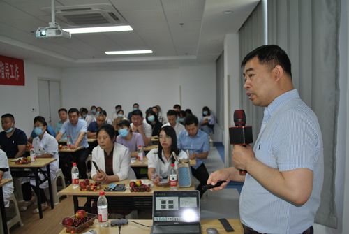 候新國(guó)教授在作學(xué)術(shù)報(bào)告_副本.jpg 候新國(guó)教授在作學(xué)術(shù)報(bào)告_副本.jpg