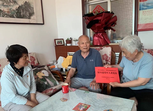 走訪(fǎng)慰問(wèn)退役軍人老黨員李恒新.jpg