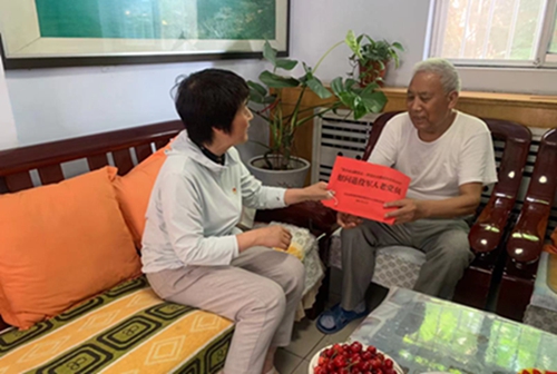走訪(fǎng)慰問(wèn)退役軍人老黨員亓金水.jpg