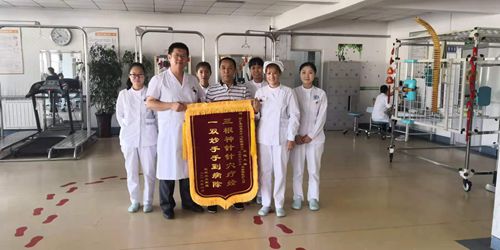 患者康復(fù)為醫(yī)護(hù)人員送錦旗_副本.jpg 患者康復(fù)為醫(yī)護(hù)人員送錦旗_副本.jpg