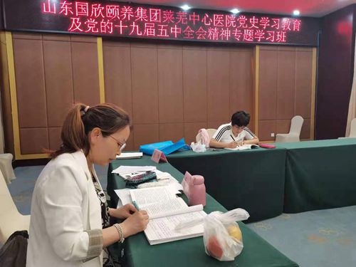 正在緊張學(xué)習(xí)中的吳霞主任_副本.jpg