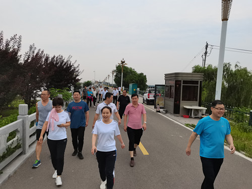 10、在健步走中交流學(xué)習(xí)心得_副本.jpg 10、在健步走中交流學(xué)習(xí)心得_副本.jpg