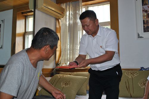 山東國欣頤養(yǎng)集團黨委書記、董事長周峰向困難黨員送上慰問金_副本.jpg