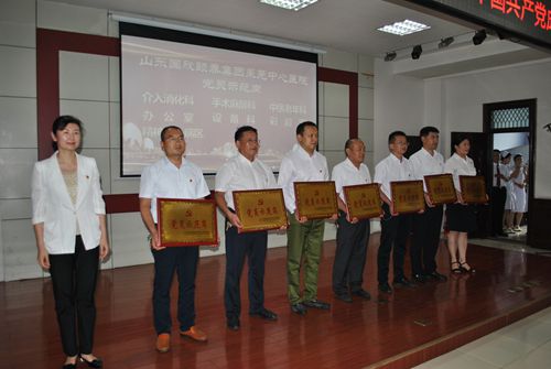 1-2丁萌與黨員示范崗代表合影_副本.jpg 1-2丁萌與黨員示范崗代表合影_副本.jpg