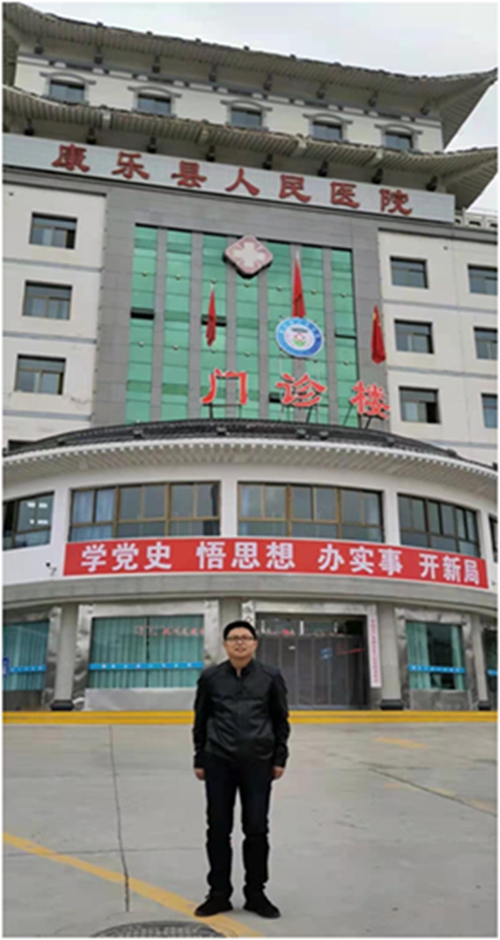 段希紅在協(xié)作醫(yī)院樓前留念向家人報(bào)平安.jpg 段希紅在協(xié)作醫(yī)院樓前留念向家人報(bào)平安.jpg