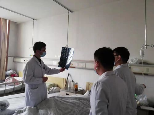 焦主任詳細(xì)檢查患者的康復(fù)情況_副本.jpg 焦主任詳細(xì)檢查患者的康復(fù)情況_副本.jpg