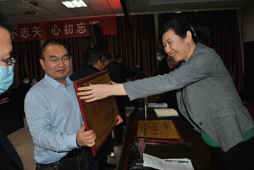 院領(lǐng)導(dǎo)授予先進科室榮譽稱號_副本.jpg