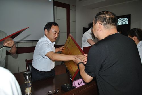王院長(zhǎng)為先進(jìn)集體頒發(fā)獎(jiǎng)牌_副本.jpg 王院長(zhǎng)為先進(jìn)集體頒發(fā)獎(jiǎng)牌_副本.jpg