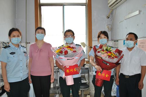 2院領導向舍身救人的急診隊員送來慰問金和獻花_副本.jpg 2院領導向舍身救人的急診隊員送來慰問金和獻花_副本.jpg