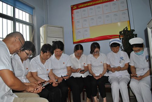 機(jī)關(guān)黨員在答題_副本.jpg 機(jī)關(guān)黨員在答題_副本.jpg