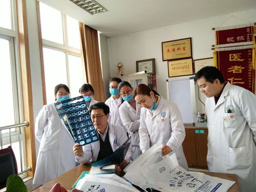 呼吸內(nèi)科北京專家鄺土光教授主持多學(xué)科會診_副本.jpg 呼吸內(nèi)科北京專家鄺土光教授主持多學(xué)科會診_副本.jpg