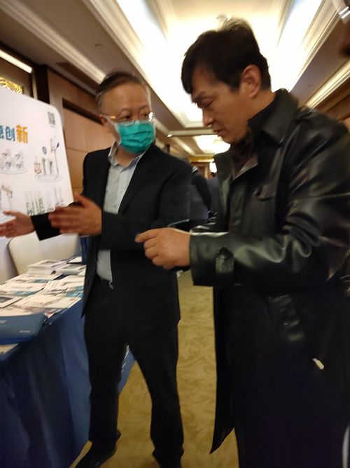 唐主任與該手術器械發(fā)明人、北京大學人民醫(yī)院張殿英教授探討交流_副本.jpg 唐主任與該手術器械發(fā)明人、北京大學人民醫(yī)院張殿英教授探討交流_副本.jpg