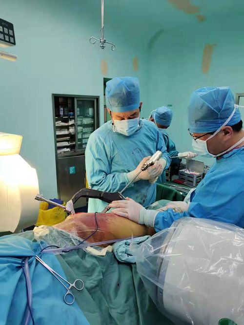 唐主任手術團隊在為患者治療_副本.jpg 唐主任手術團隊在為患者治療_副本.jpg