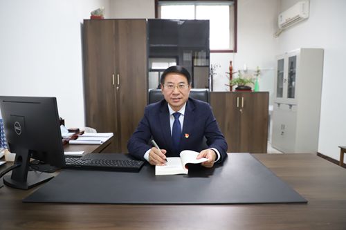 李院長(zhǎng)工作照_副本.jpg